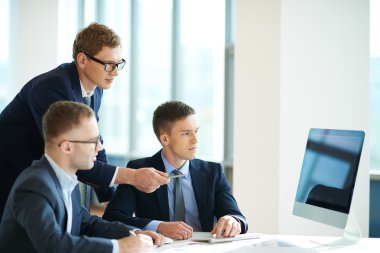 Kendine güvenen işadamları pc önünde 