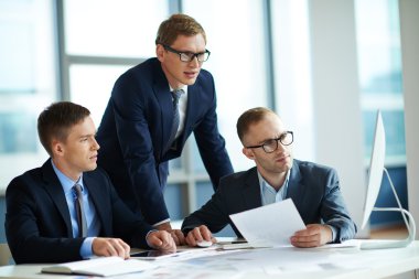 Kendine güvenen işadamları pc önünde 