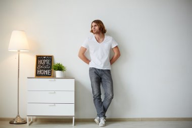 Duvara karşı ayakta adam 