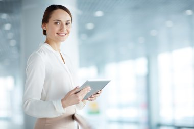 Tablet kullanan iş kadını