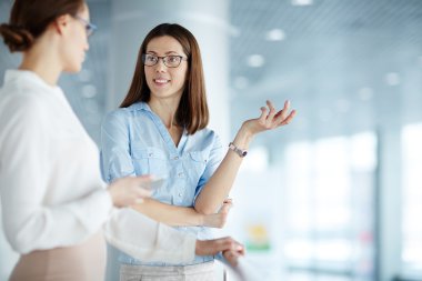 iş tartışırken iş kadınları