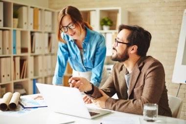  sunu tartışırken iş arkadaşları