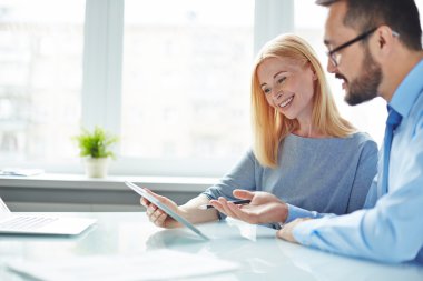 veri tartışırken işçi