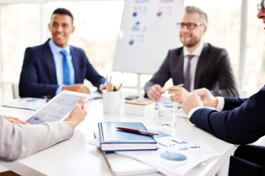 Toplantı yakışıklı arkadaşları