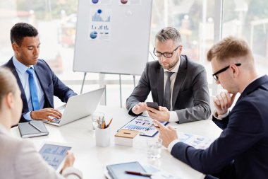 Toplantı yakışıklı arkadaşları