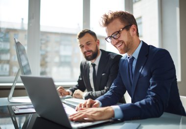 laptop ile çalışan iş ortakları