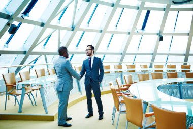 İş Ortakları Tokalaşıyor