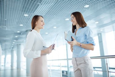 iş tartışırken iş kadınları