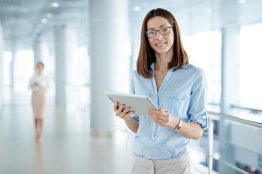 Dijital tablet kullanan iş kadını