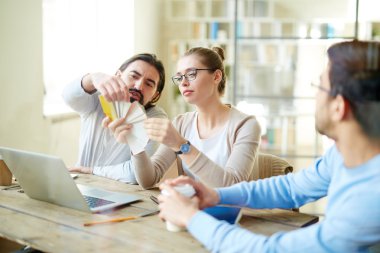 renkler tartışırken tasarımcıları