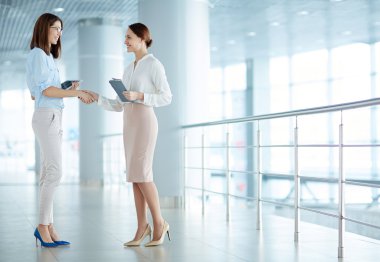 Koridorda toplantı arkadaşları