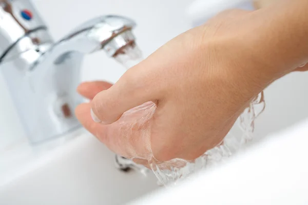 Mulher lavando as mãos — Fotografia de Stock