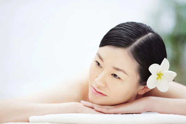 Mujer en el salón de spa — Foto de Stock