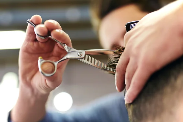 Friseur schneidet Haare — Stockfoto