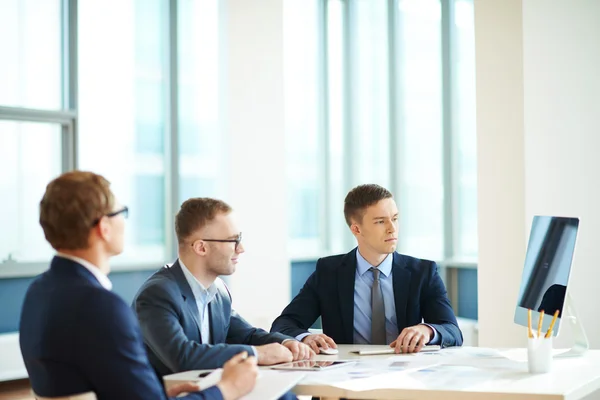 Selbstbewusste Geschäftsleute vor dem PC — Stockfoto