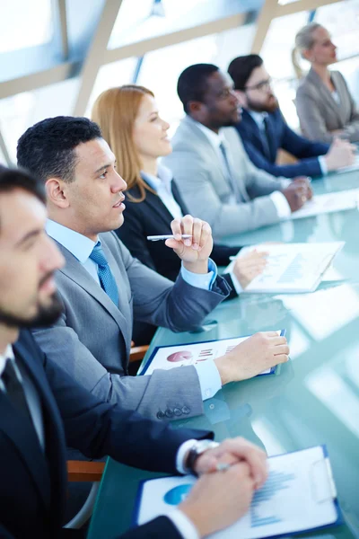 Empresarios escuchando conferencias — Foto de Stock