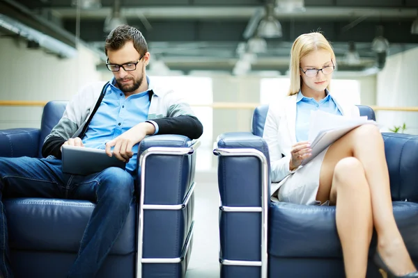 Co-workers sitting in arm-chairs — Stock Photo, Image