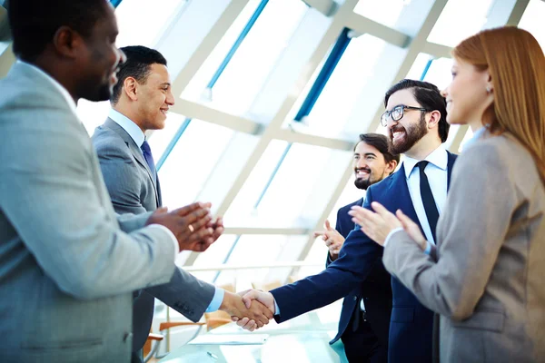 Socios comerciales haciendo trato — Foto de Stock