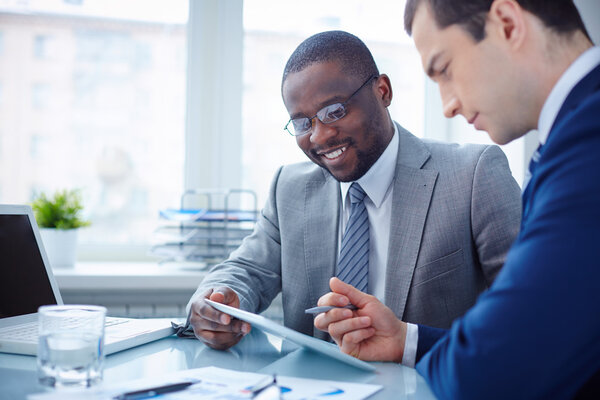 Empresarios discutiendo datos — Foto de Stock