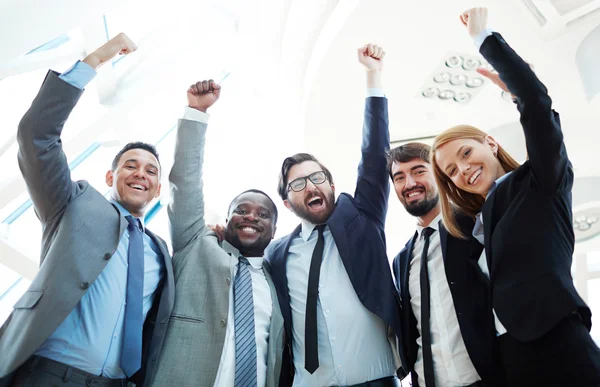 Equipo empresarial levantando manos — Foto de Stock