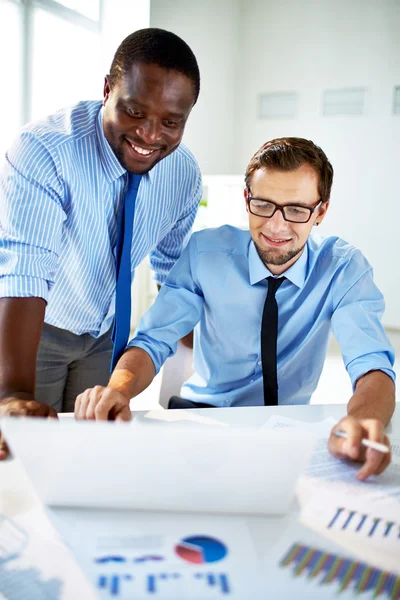 Partner, die mit Laptop arbeiten — Stockfoto