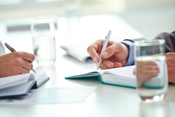 Люди делают заметки
