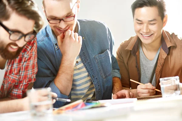 Designers discussing together — Stock Photo, Image