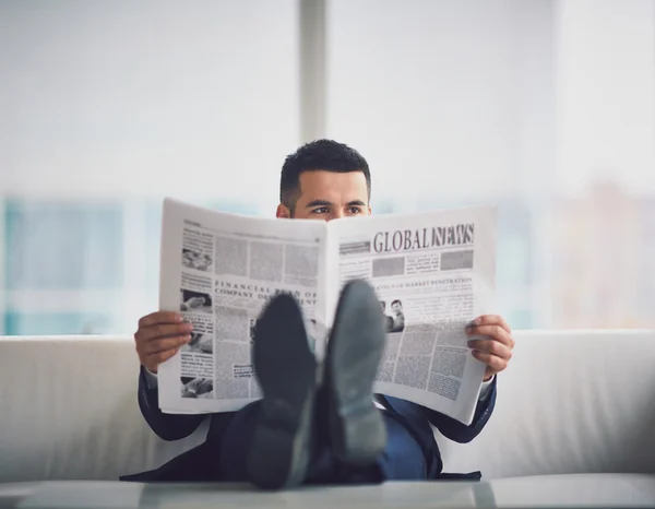 Affärsman läsa tidningen — Stockfoto