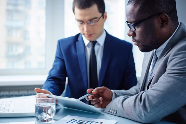 Uomini d'affari che discutono dati — Foto Stock