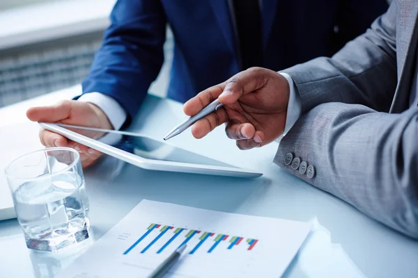 Businessmen discussing data — Stock Photo, Image