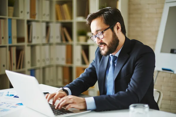 Homme d'affaires assis sur le lieu de travail — Photo