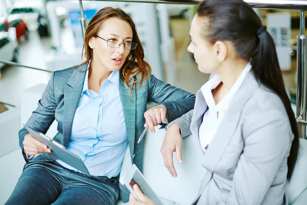 Mulher de negócios conversando com colega — Fotografia de Stock