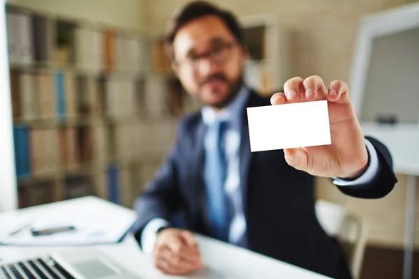 Empresário segurando cartão em branco — Fotografia de Stock