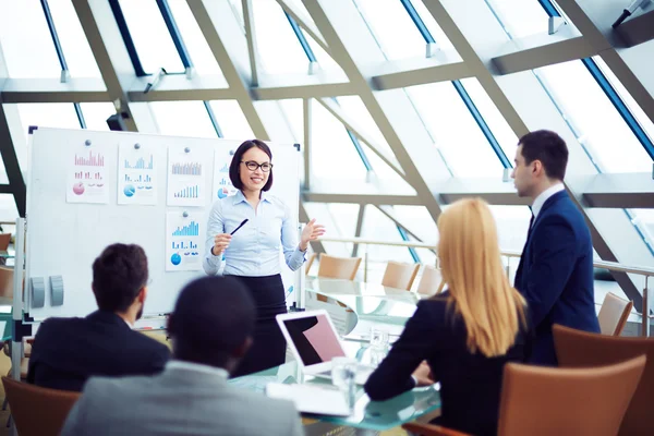 Affärskvinna pekar på whiteboard — Stockfoto