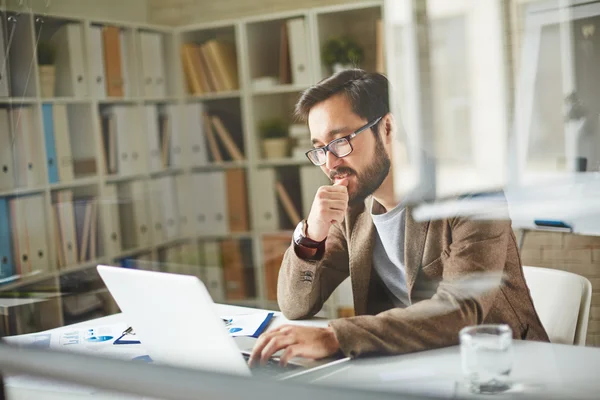 Empresário sentado no local de trabalho — Fotografia de Stock