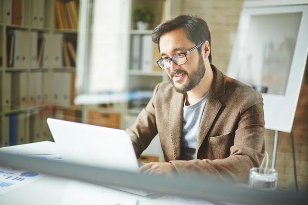 Geschäftsmann sitzt am Arbeitsplatz — Stockfoto