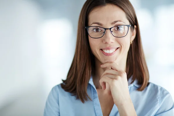 Mulher de negócios usando óculos — Fotografia de Stock