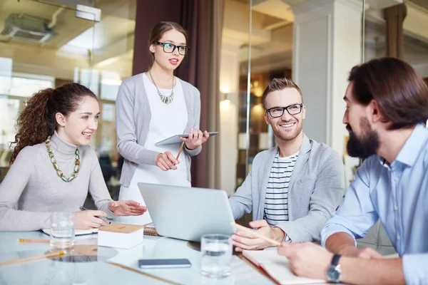 Gruppe trifft sich — Stockfoto