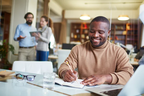 Homme d'affaires prenant des notes — Photo