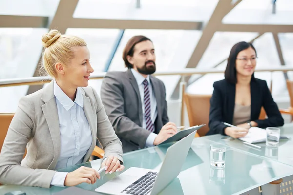 Bastante mujer de negocios y colegas — Foto de Stock