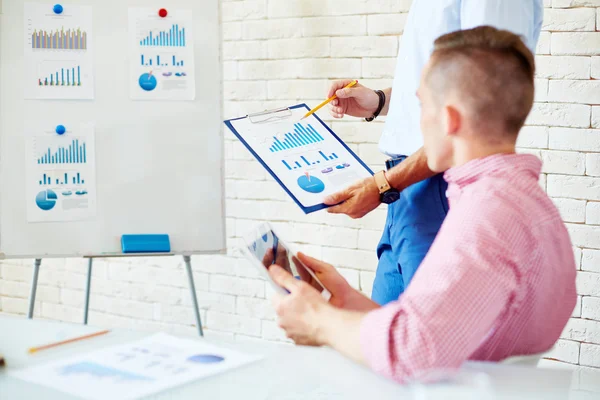 Colleagues discussing business strategy — Stock Photo, Image