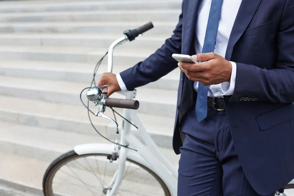 Geschäftsmann mit Handy — Stockfoto