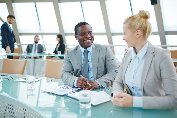 Pareja de negocios comunicándose en la mesa — Foto de Stock