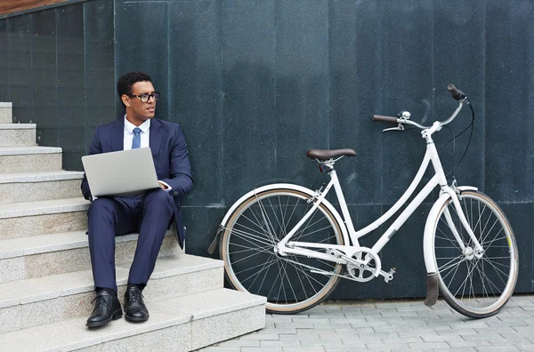 Werknemer zittend op trappen en netwerken — Stockfoto