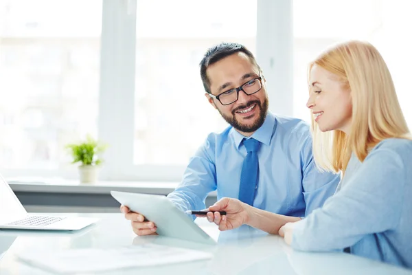 Arbeiter diskutieren über Daten — Stockfoto