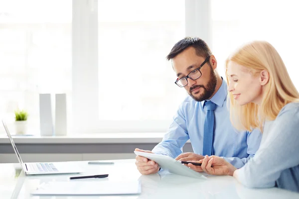 Trabajadores que discuten datos — Foto de Stock