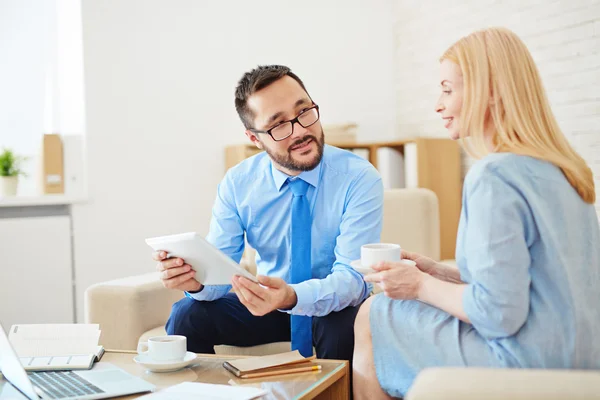 Collega's bespreken gegevens — Stockfoto