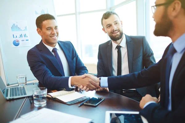 Empresarios dándose la mano —  Fotos de Stock