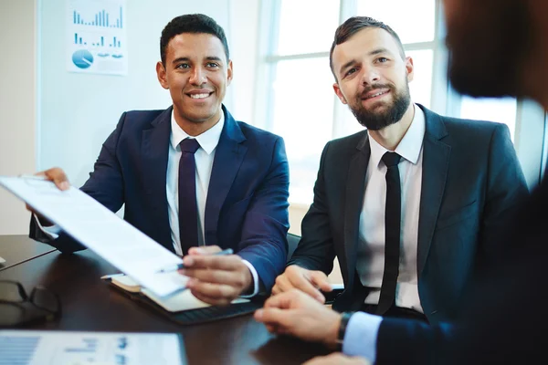 Businessmen showing the contract — Stock Photo, Image
