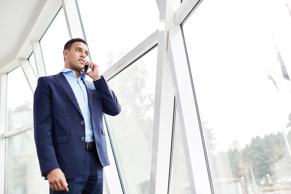 Businessman talking on phone — Stock Photo, Image